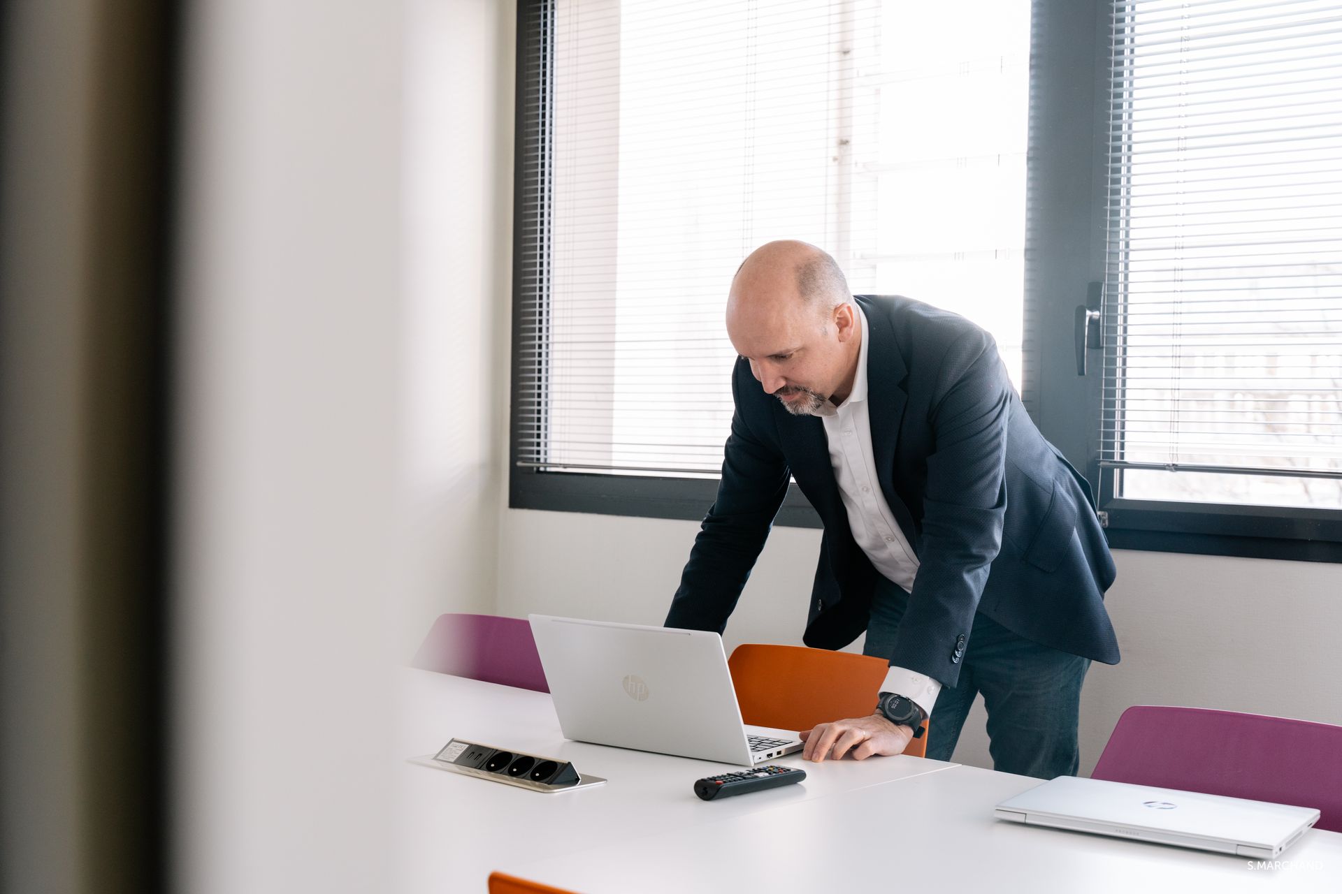 Collaborateur AIS sur son ordinateur Collaborateur AIS sur son ordinateur